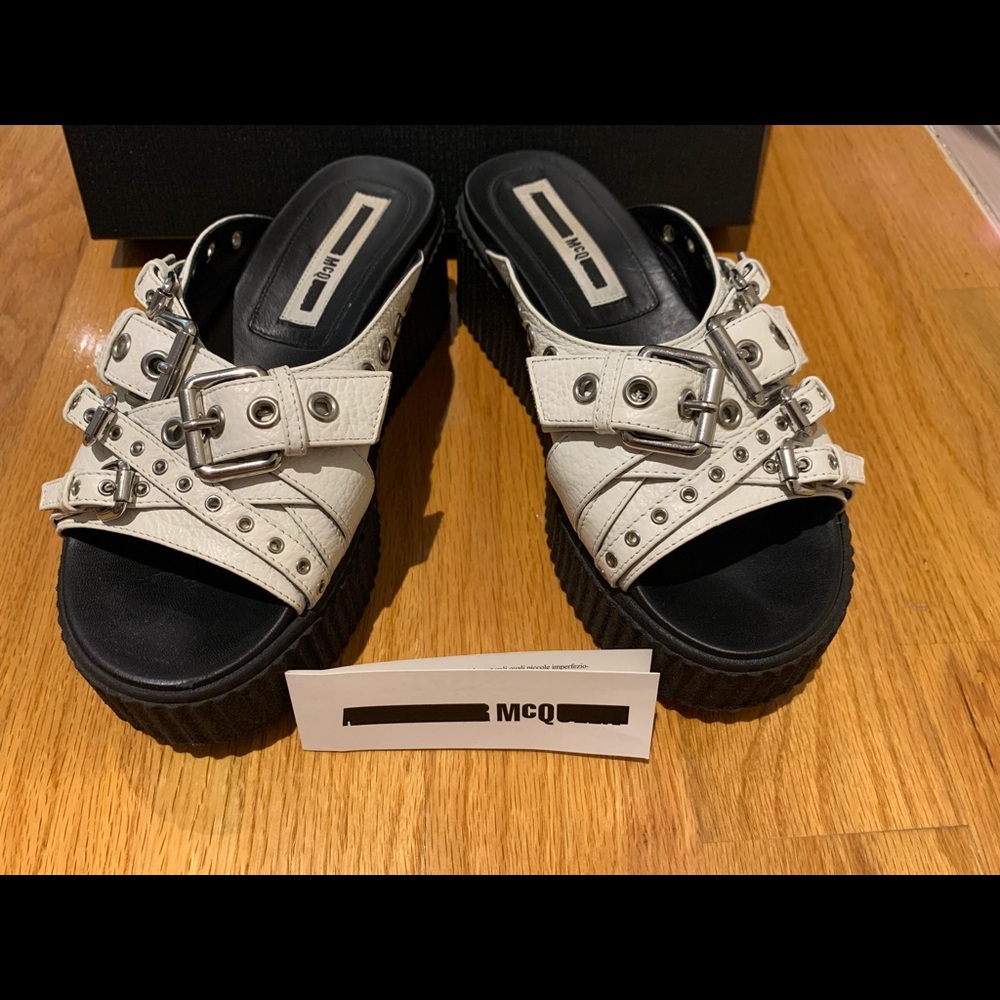 MCQ dusk eyelet slide